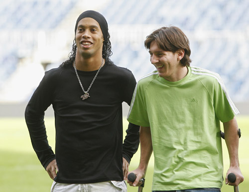 记者：多家豪门有意荷甲19岁中场斯密特，后者被标价2200万镑（多家豪门相中荷甲19岁中场斯密特，标价2200万英镑）