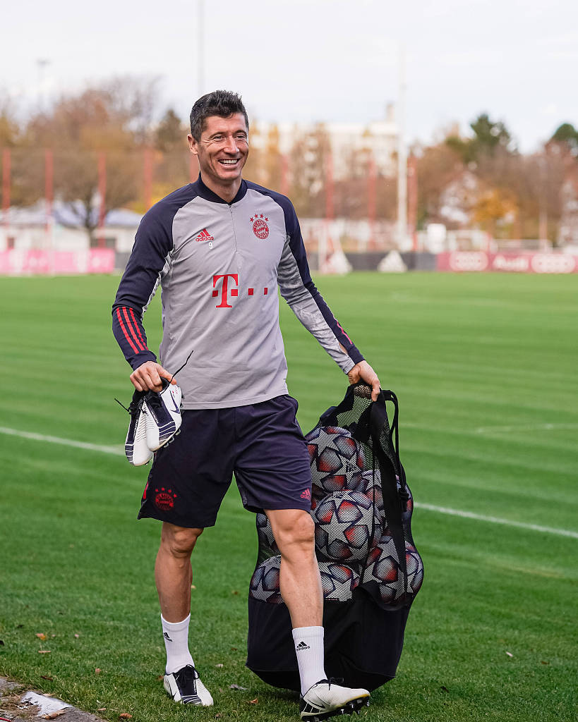 TA：皇马后卫赫伊森腹股沟不适，将接受扫描检查（TA：皇马后卫赫伊森腹股沟不适，将进行扫描评估）