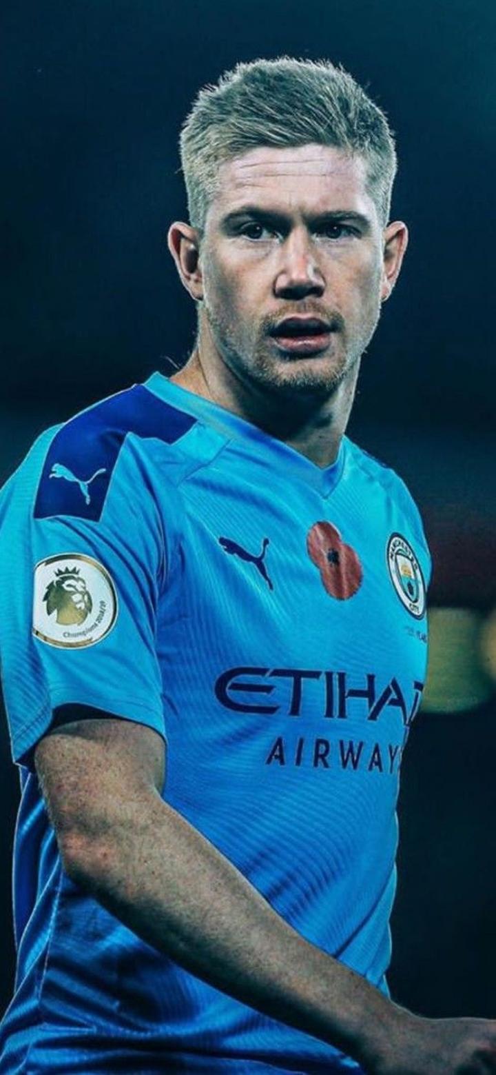 足球欧冠裁判组遭强烈质疑，争议球镜头热议不断（欧冠裁判组陷入争议风波，判罚画面引发热议）