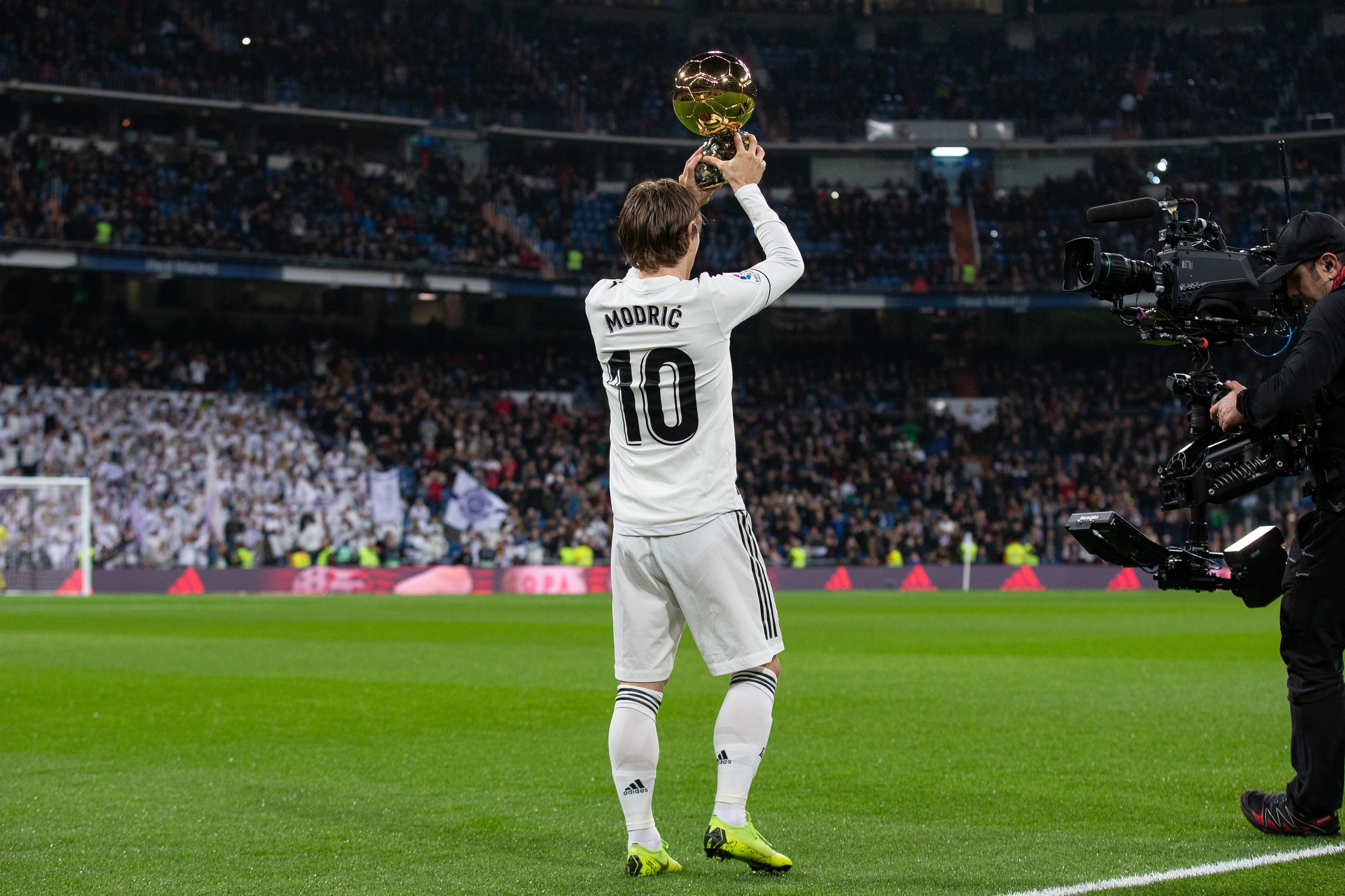 米体：米兰vs科莫的意甲联赛已经几乎不可能在珀斯举行（米体：米兰战科莫的意甲赛几乎无缘在珀斯进行）