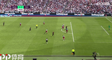 葡体中场西蒙斯：拜仁是支非常强大的球队，我们可以昂首离开（西蒙斯：拜仁实力强劲，葡体可昂首离场）