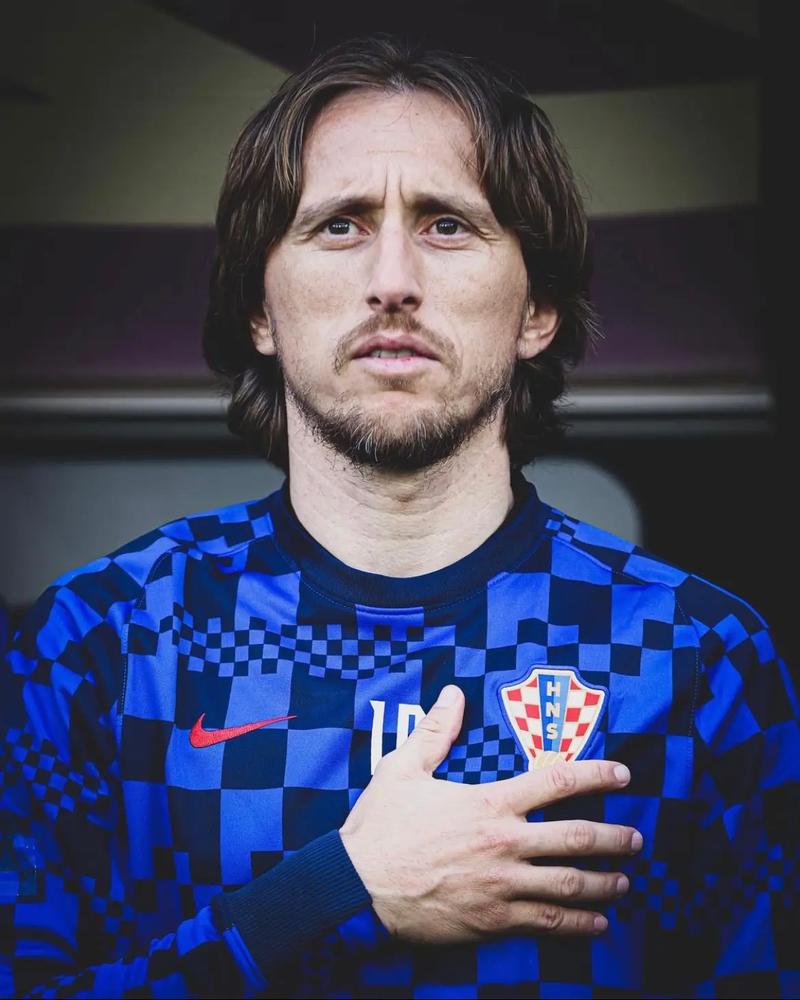 湖人浓眉哥篮下统治锁定胜利（浓眉内线称霸，湖人锁定胜局）