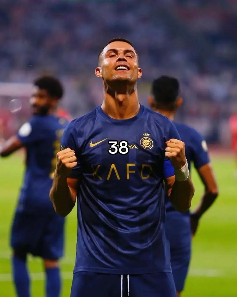 有情有义，阿诺德到若塔纪念碑前献上游戏手柄和手写卡片（阿诺德赴若塔纪念碑，敬献游戏手柄与手写卡片）