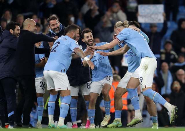 中超：上海海港主场4-1击败深圳队（中超联赛：上海海港主场4比1力克深圳队）